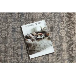 Elegancki dywan w odcieniach beżu i niebieskiego, idealny do salonu