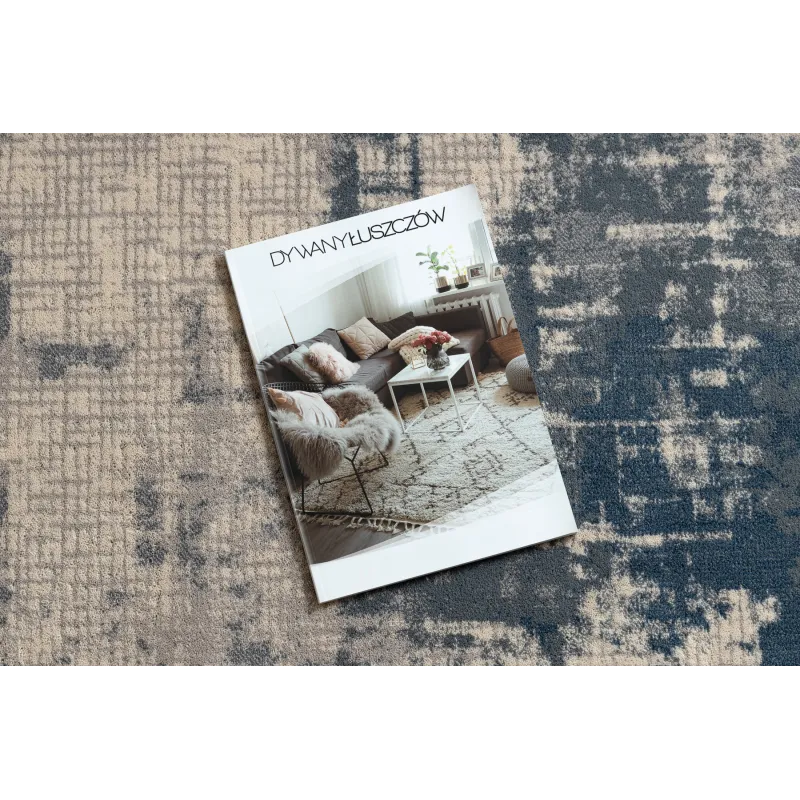 Elegancki dywan w odcieniach beżu i niebieskiego, idealny do salonu