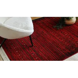 Bordowy dywan z frędzlami, elegancki dodatek do wnętrz