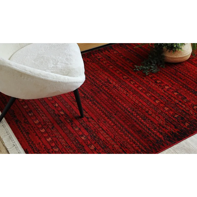 Bordowy dywan z frędzlami, elegancki dodatek do wnętrz