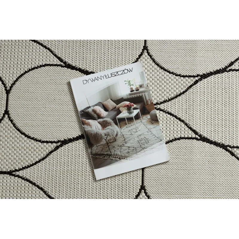 Stylowy dywan w odcieniach kremu i czerni, doskonały do salonu