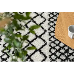 Miękki dywan shaggy z wysokim włosiem, przyjemny w dotyku