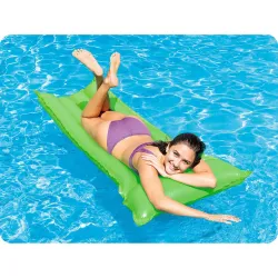 Zielony materac do pływania, idealny do relaksu w ogrodzie lub na plaży