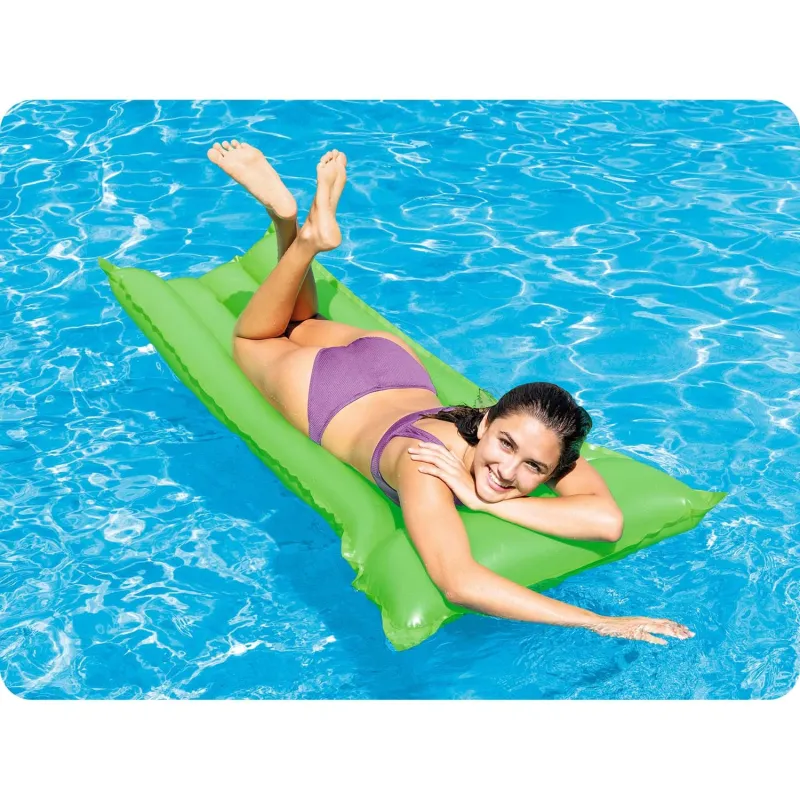 Zielony materac do pływania, idealny do relaksu w ogrodzie lub na plaży